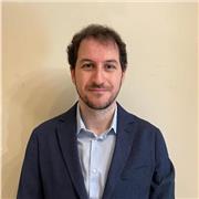 Insegnante di inglese giovane e flessibile con una laurea in linguistica e un certificato di inglese Cambridge livello C1